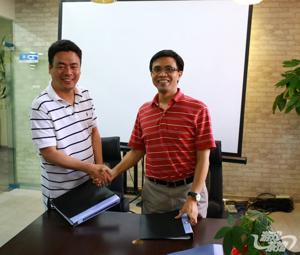 图3：热酷CEO刘勇（右）与上海寅酷网络CEO葛斌虎（左）签约《伏魔者》欧洲发行权.png
