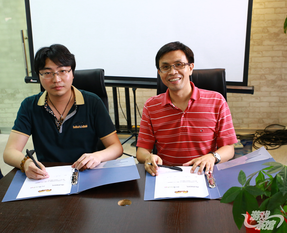 图4：热酷CEO刘勇（右）与北京奇迹时代CEO矫海明（左）签约《魔力时代》日本发行权.png