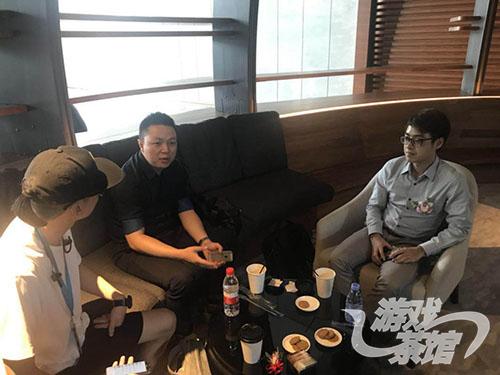 图8：哩咕游戏联合创始人兼COO杨小川（中）与金树科技创始人CEO陈宗炜（右）接受采访.jpg
