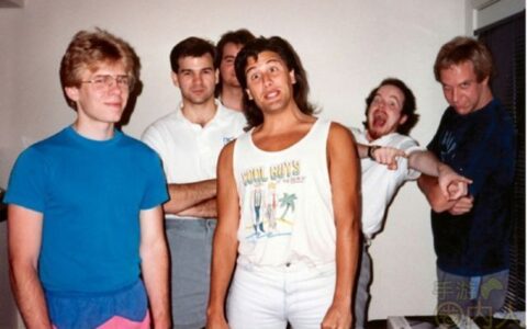 我们在地板上睡过，我们从河水中趟过