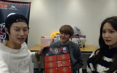 允儿空降斗鱼直播打游戏 挑战变态辣观众敲心疼