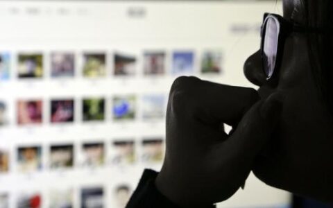 交友 直播"鉴黄师"：入行才知性感与低俗的区别