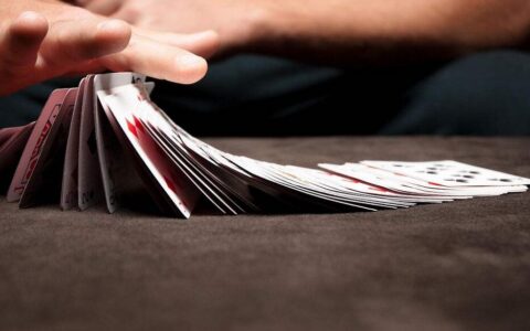 地方性棋牌市场已成为“红海”，10个月涌入1956款产品，用户规模却出现了负增长