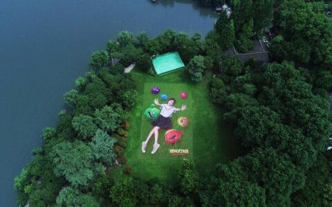 这场比赛的主题是告白 周冬雨巨型海报空降西子湖畔