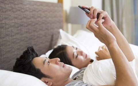 在《火王》里他背着老婆偷偷做了这个