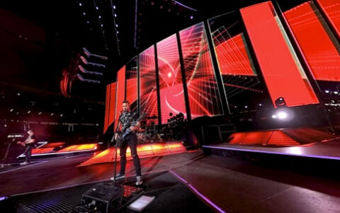 在这款社交VR应用中，你可以体验英国摇滚乐队Muse的一场演唱会