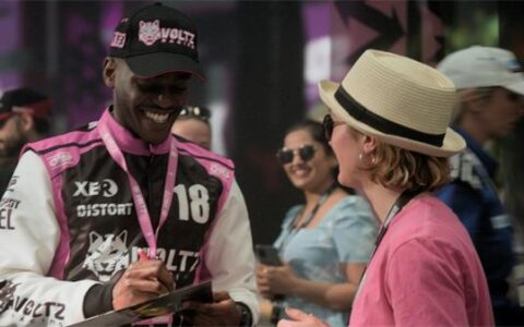 竞速游戏《超级房车赛》，专为赛车刺激寻求者打造