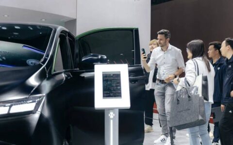 麻烦把我“焊死”在座椅上！合创V09雷蛇版打游戏不要太爽