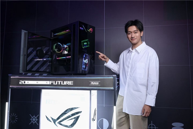 信仰集结，机皇降临：ROG Day现场枪神10X旗舰专业电竞台式机惊艳全场